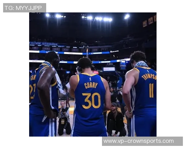 老队友重聚李凯尔赛后与库里追梦小佩顿温情互动展现深厚情谊